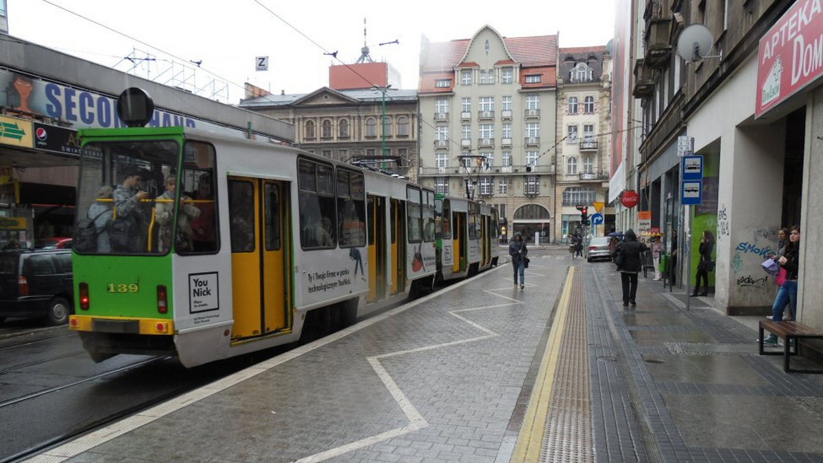 Blisko 2 miliony złotych rocznie zyskuje MPK dzięki reklamom na tramwajach i autobusach. Prezydent Poznania zapowiedział, że chce uporządkować przestrzeń i miejską estetykę, a pojazdy komunikacji miejskiej mają być już tylko zielono-żółte.