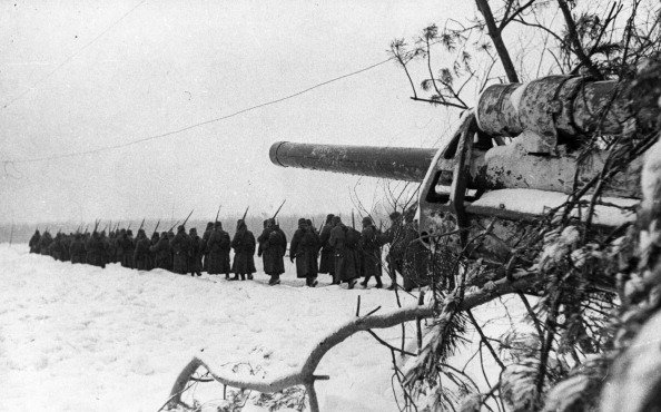 Rosyjskie wojska w okolicach Moskwy. Ruszają na front. Zdjęcie z 1941 r.