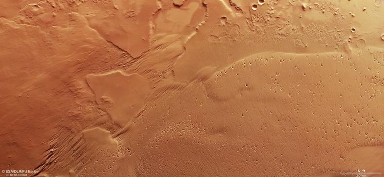 Medusae Fossae Formation na obrazie z sondy Mars Express
