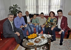 389477_novi-pazar04-porodica-gicic-sa-gostima-od-bajrama-foto-s.zupljanin