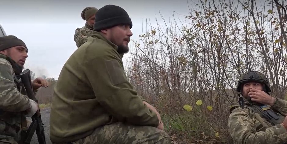 Różne reakcje żołnierzy na trwający ostrzał