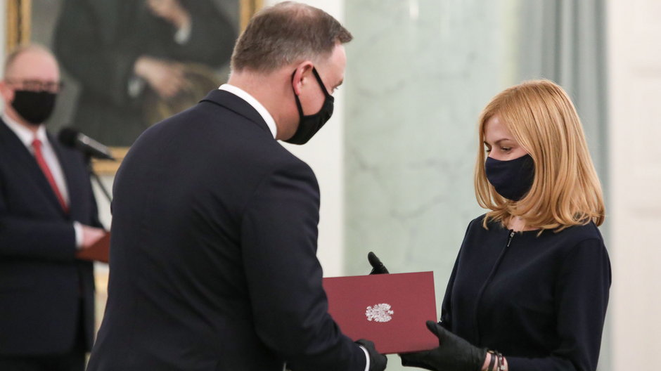 Prezydent Andrzej Duda wręcza nominację sędzi Renacie Żurowskiej