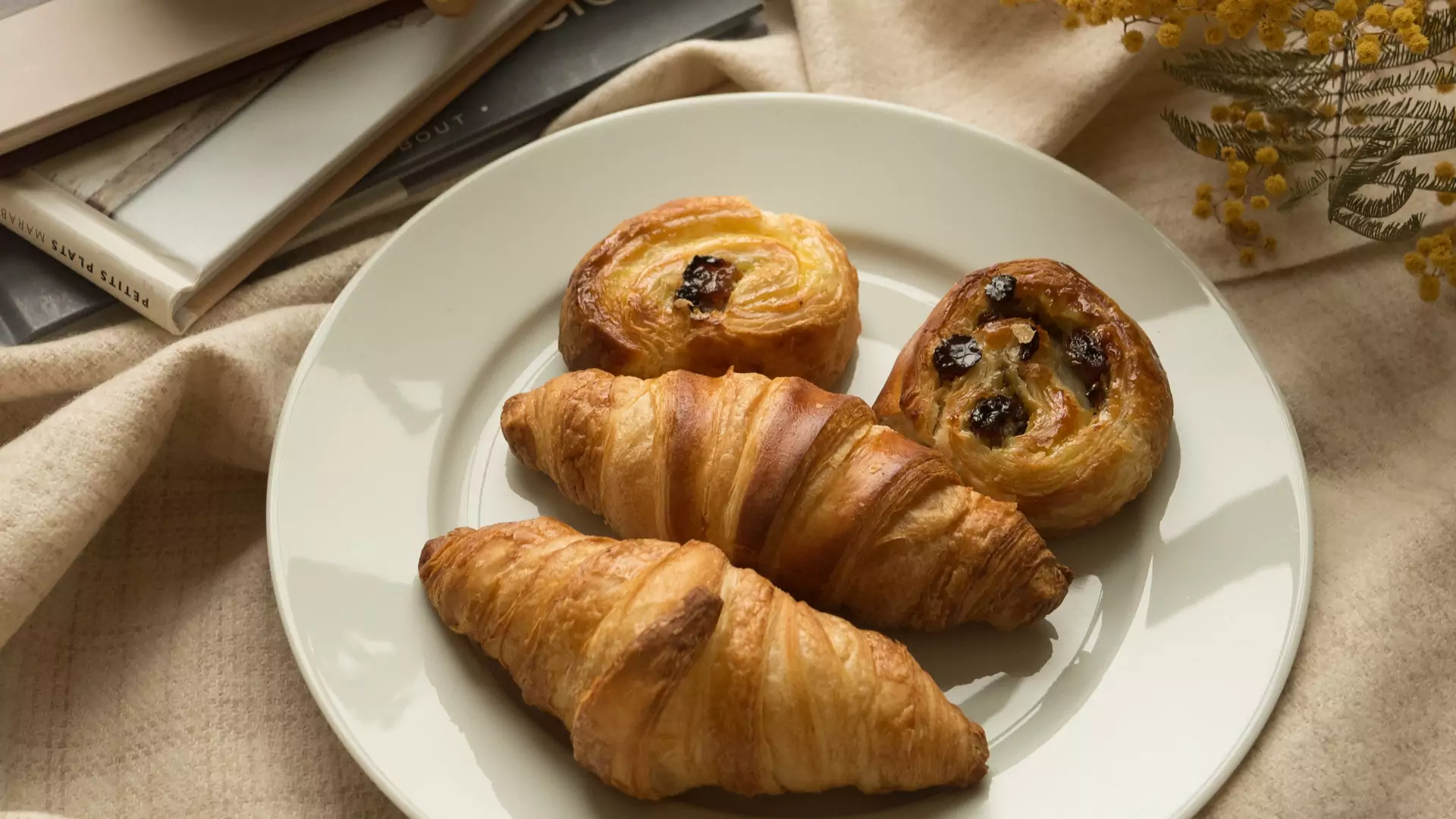 Pyszne ciasteczka francuskie ze śliwkami - prosty przepis na szybki deser