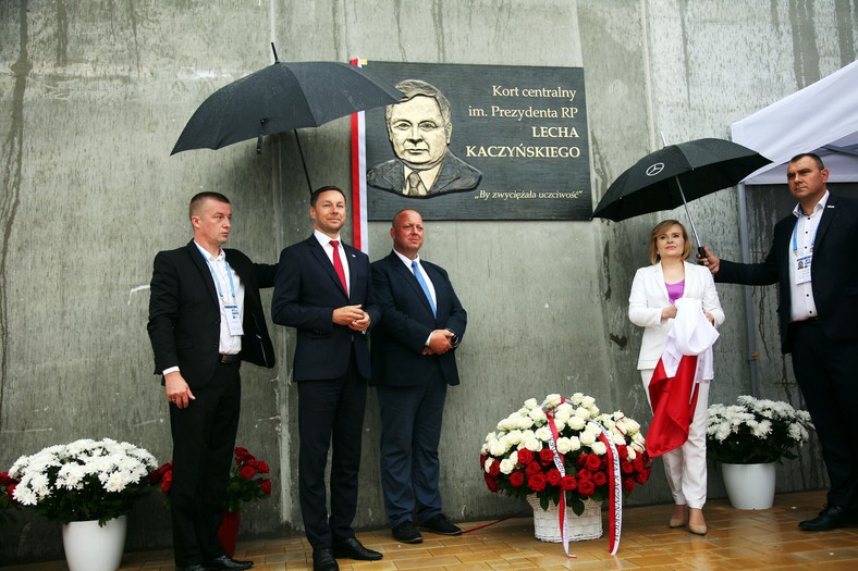 Poseł Wojciech Kossakowski podczas otwarcia kortu im. Lecha Kaczyńskiego, w towarzystwie m.in. wiceminister sportu Anny Krupki.