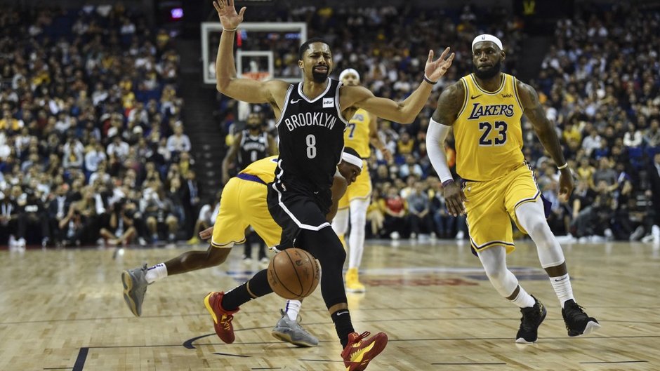 Spencer Dinwiddie (w środku), zdjęcie z 2019 r.