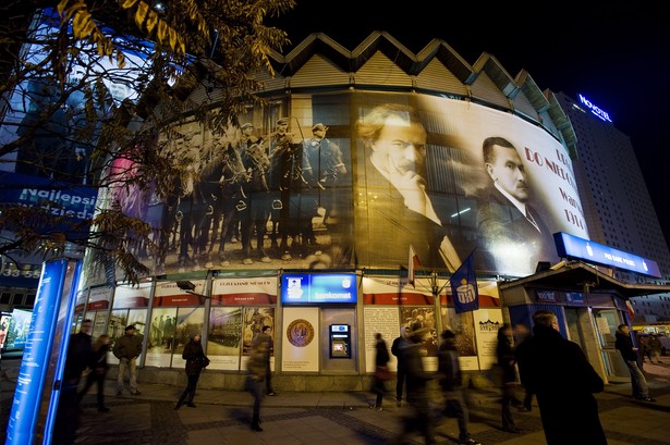 Warszawska Rotunda z banerami reklamowymi