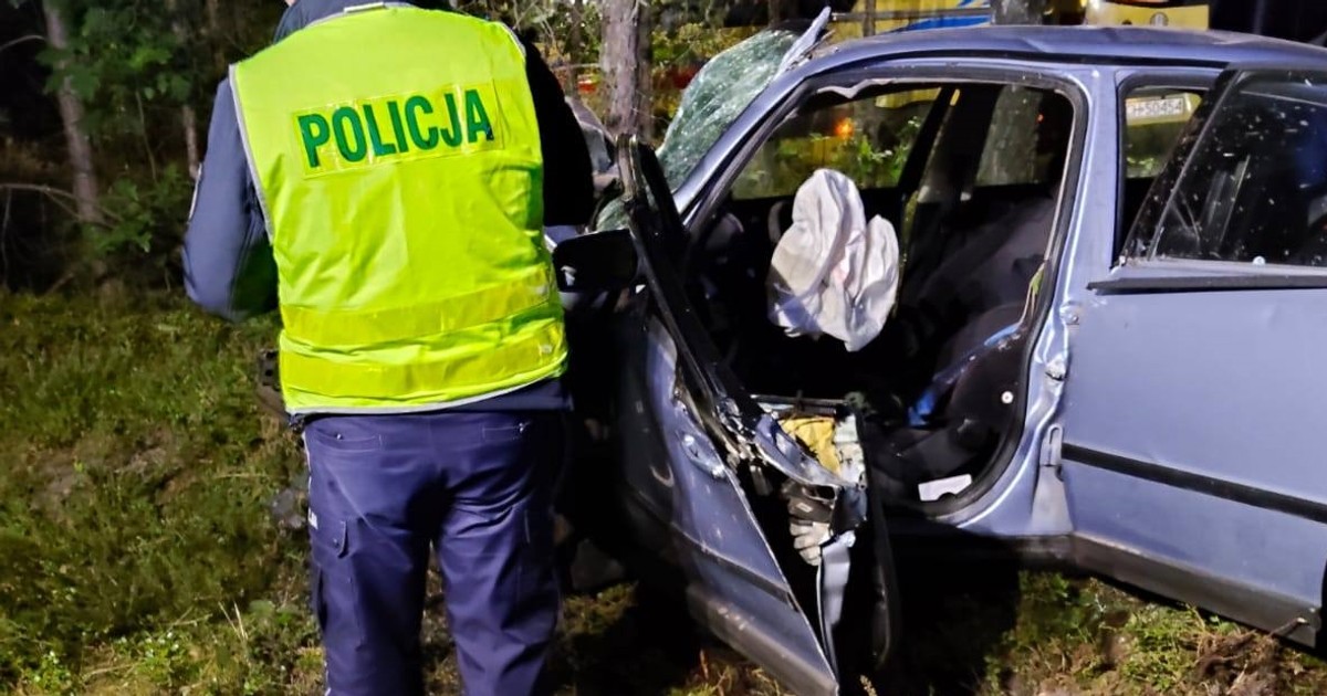 Tragiczny wypadek pod Chojnicami. Auto z impetem uderzyło w drzewo