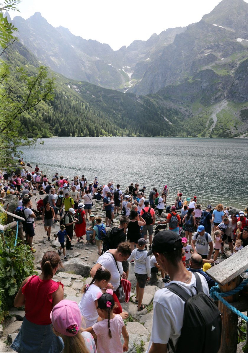 Wakacje pod Tatrami w pełni. Szturm turystów na Morskie Oko