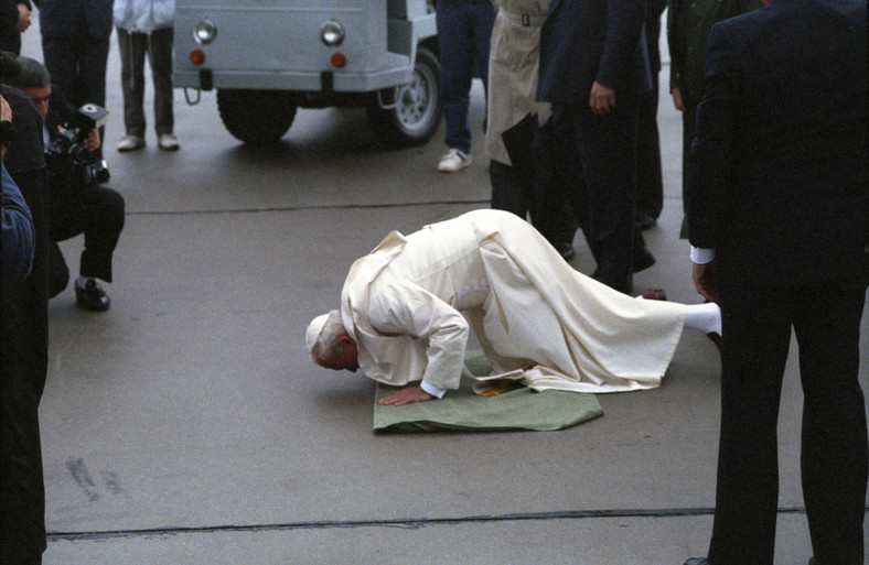 Podczas swoich pielgrzymek Jan Paweł II zawsze całował ziemię kraju, do którego przybywał