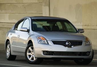 Nissan Altima przejeżdża na 1 galonie paliwa 22-34 mile (miasto-poza miastem)