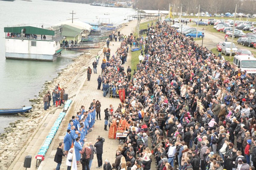 Plivanje za Časni krst u Grockoj je okupio više od 4.000 ljudi