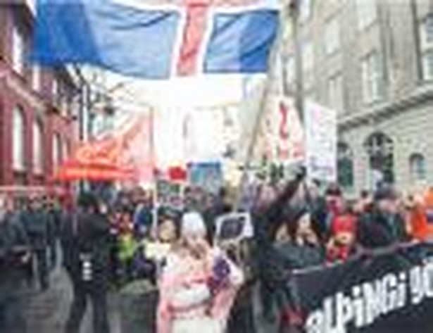 W referendum w minioną sobotę 93 proc. Islandczyków odrzuciło plan zwrotu Brytyjczykom i Holendrom funduszy utraconych z powodu bankructwa islandzkiego banku Icesave Fot AFP EAST/NEWS