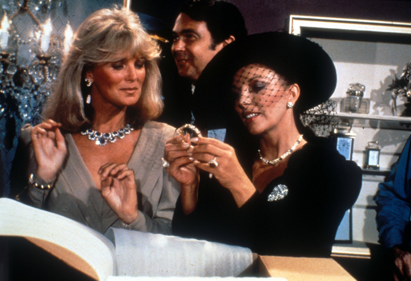 Linda Evans (Krystal Carrington) and Joan Collins (Alexis) in a scene from the tv show DYNASTY. Ref:CAB191299. Date:07.10.1986 . COMPULSORY CREDIT: Starstock/Photoshot / Bandphoto Dostawca: PAP/Photoshot *** Local Caption *** 06880568