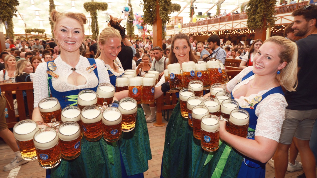 Cât câștigă o chelneriță la Oktoberfest în doar 16 zile de festival. Veniturile depind de încasări și bacșiș