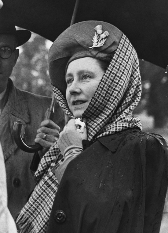 Królowa Matka w diamentowej broszce w 1946 r. 