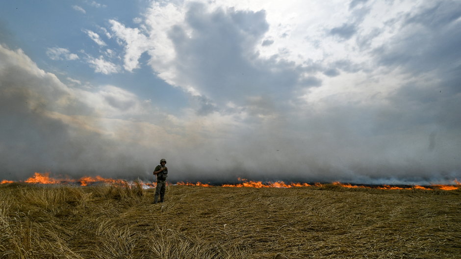 Płonie ostrzelane przez rosyjską artylerię pole uprawne pod Zaporożem w Ukrainie (lipiec 2022 r.)