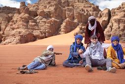 Autor z członkami tuareskiego zespołu Ì mâśĺan ňašsof i kierowcą Ibrahimem (stoi w środku) w parku narodowym Tasili n-Azdżar