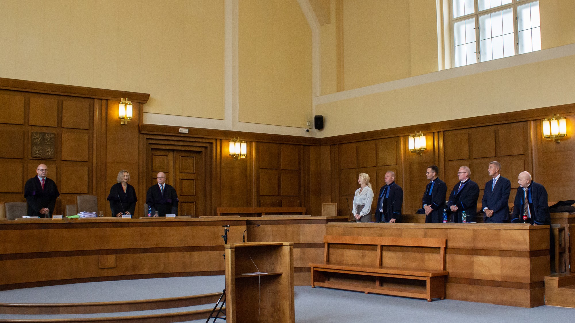 vľavo súdny senát Vrchného súdu v Prahe a vpravo česká europoslankyňa Jana Nagyová, jej právny zástupca Josef Bartončík, advokáti Andreja Babiša Richard Schmidt a Michael Bartončík, český expremiér Andrej Babiš a ďalší jeho advokát Eduard Bruna pred začiatkom ďalšieho dňa súdneho pojednávania v kauze Čapí hnízdo.
