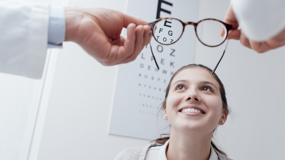Dalekowzroczność jest jedną z dwóch najczęściej występujących wad wzroku. Związana jest z nieprawidłowym załamywaniem światła w układzie optycznym. Dalekowzroczność przez długi czas może pozostawać nierozpoznana. Wynika to ze zdolności kompensacyjnych oczu. Nadwzroczność występuje wtedy, gdy obraz powstaje za siatkówką oka, a nie na niej. Żeby rozpoznać dalekowzroczność, należy wykonać badanie okulistyczne.