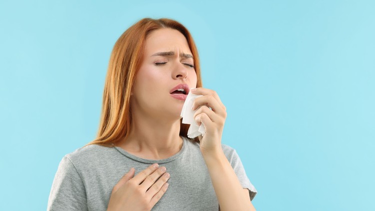 tüsszögés tüsszentés visszatartott veszély Hamman-féle roppanás