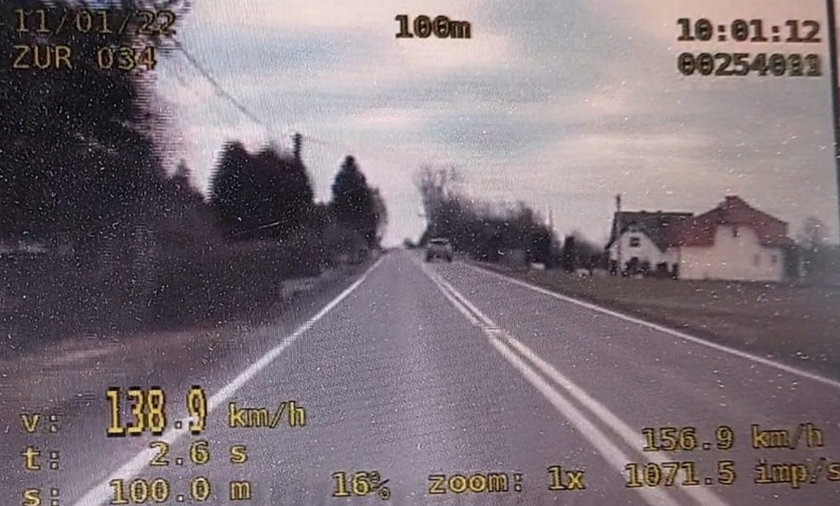 Screen z nagrania z wideorejestratora, w chwili gdy kierowca Land Rovera jedzie z prędkością 138 km/h.