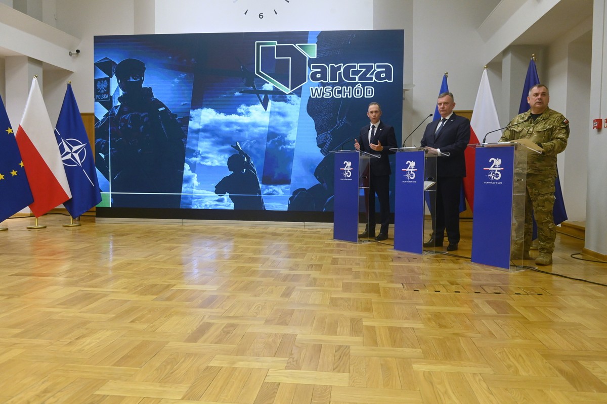 Szef Sztabu Generalnego Wojska Polskiego gen. Wiesław Kukuła oraz wiceministrowie obrony narodowej Cezary Tomczyk i Paweł Bejda na konferencji prasowej w siedzibie Sztabu Generalnego WP w Warszawie