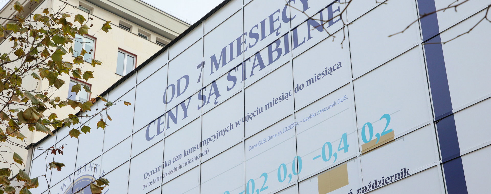 Baner o spadającej inflacji wiszący na budynku siedziby NBP w Warszawie