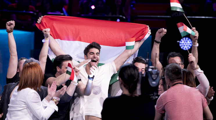 Felvitte a színpadra a magyar zászlót is /Fotó: Andres Putting