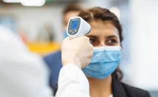 Chorzy na COVID-19 za późno zgłaszają się do lekarza