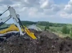 Grupa Wagnera zbliża się do Moskwy. Na ich drodze koparki ryją nawierzchnię