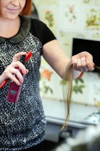 Karnawał pod znakiem retro: fryzura bohaterki 'American Hustle' Sydney Prosser krok po kroku