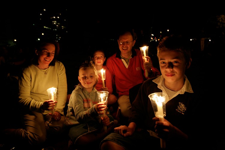Godzina dla ziemi to czas, gdy na całym globie gasną światła. W ten sposób mieskzańcy różnych kontynentów łaczą się w wezwaniu do działania na rzecz ochrony klimatu