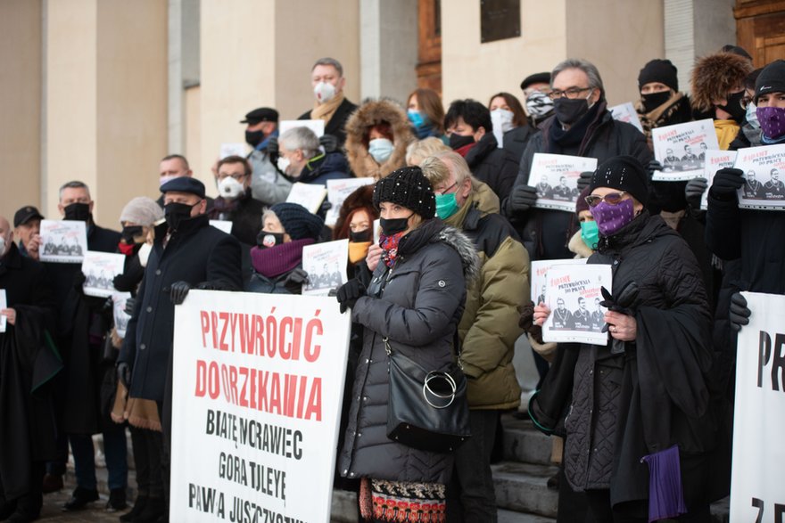 Protest sędziów przed sądem okręgowym w Łodzi