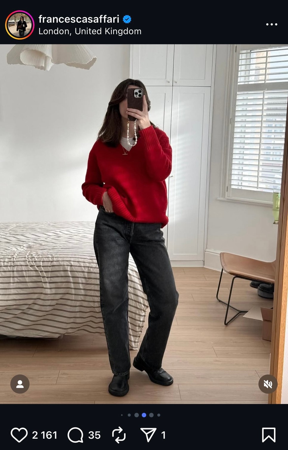 Hétköznapi szett kategóriában az idei nyertes: a piros pulóver és szürke farmer párosa