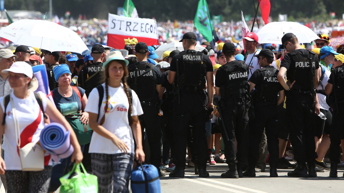 Uczestnikom ŚDM 2016 podczas mszy w Brzegach mocno dawał się we znaki upał. Każdy, kto mógł, szukał cienia. Pielgrzymi chowali się m.in. pod rozwieszonymi prowizorycznie płachtami. Szczęśliwcom udało się schronić pod platformami, na których pracowali dziennikarze.