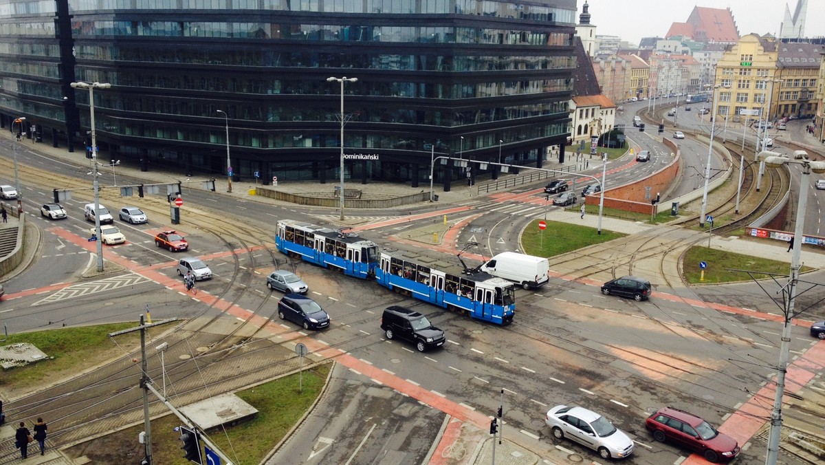 Ze statystyk wynika, że Wrocław jest drugim po Poznaniu najbardziej przyjaznym studentom miastem, jeśli chodzi o zniżki na komunikację miejską. Żacy w stolicy Dolnego Śląska przy zakupie biletu semestralnego mogą naprawdę sporo zaoszczędzić.