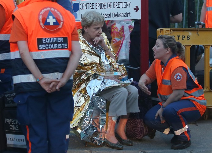 Katastrofa kolejowa we Francji. Pociąg wypadł z torów pod Paryżem