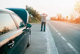 Udają, że zepsuło im się auto, ale tak naprawdę chcą cię naciągnąć! Fałszywe okazje od przydrożnych oszustów