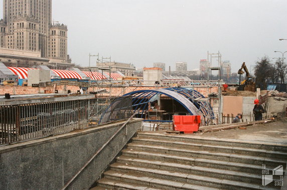 1998, budowa stacji metra Centrum. Źródło: Społeczne Archiwum Warszawy, https://www.tubylotustalo.pl/spoleczne-archiwum