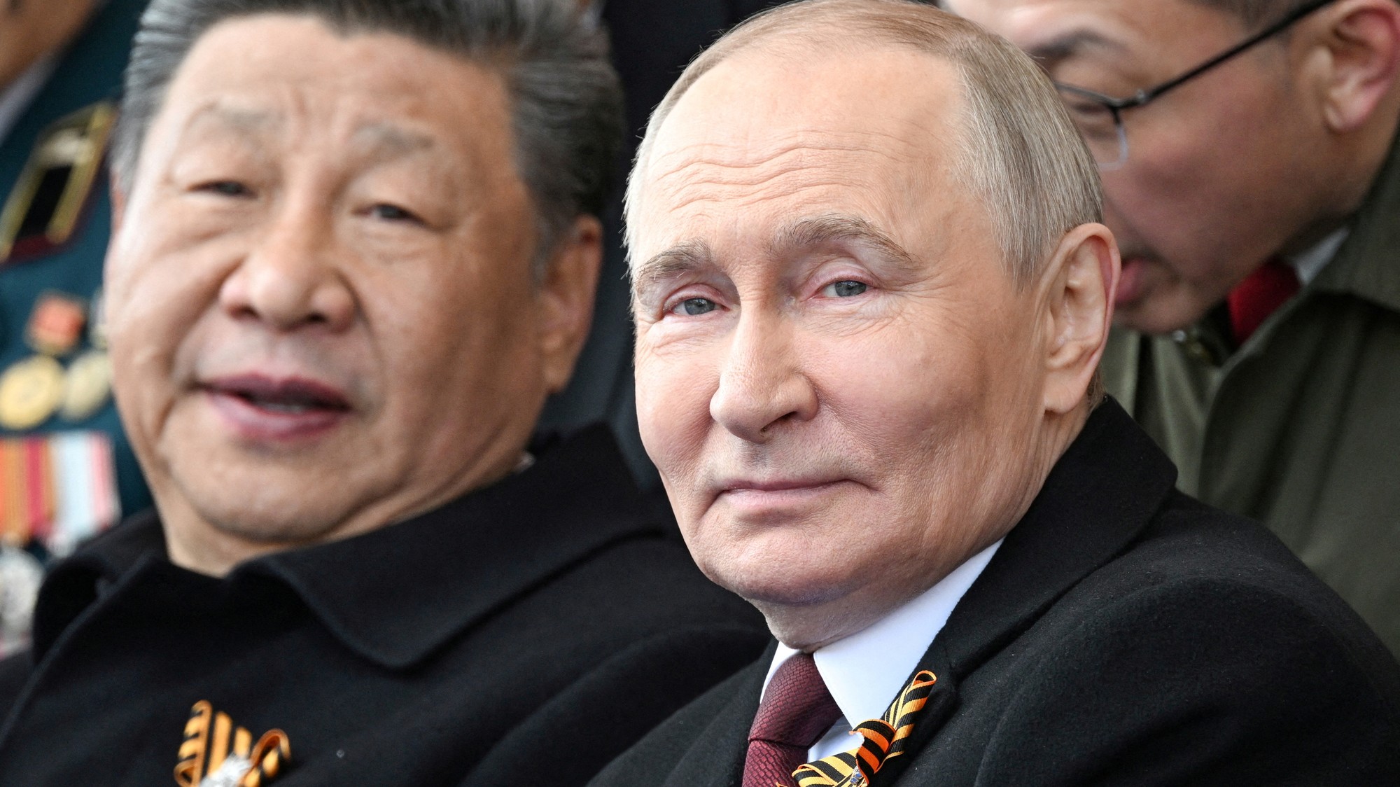 Prezident Číny Si Ťin-pching a ruský prezident Vladimir Putin na vojenskej prehliadke