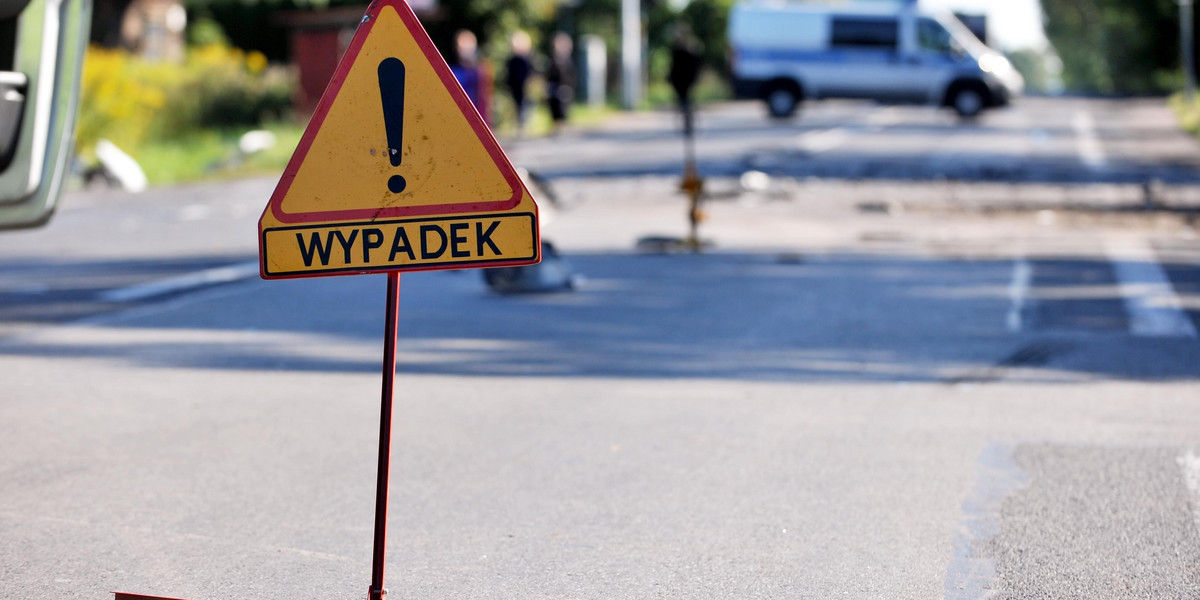 Auto wjechało w dzieci pod szkołą. 11-latek walczy o życie