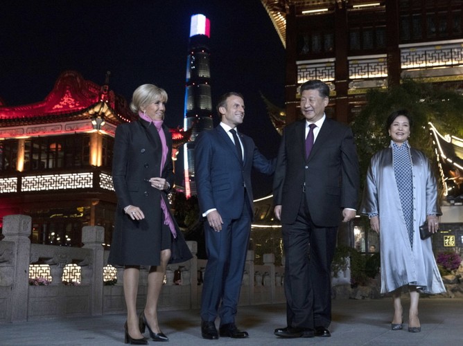 Brigitte i Emmanuel Macronowie oraz  Xi Jinping i Peng Liyuan