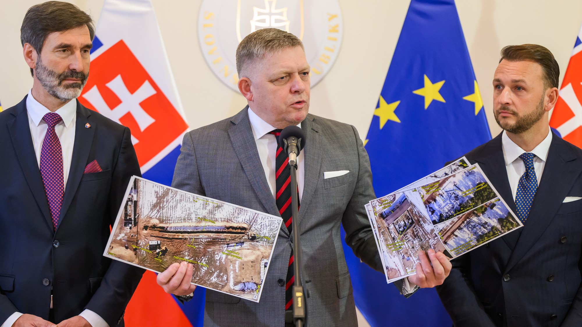 Robert Fico po rokovaní vlády ukazuje snímky ropovodu Družba