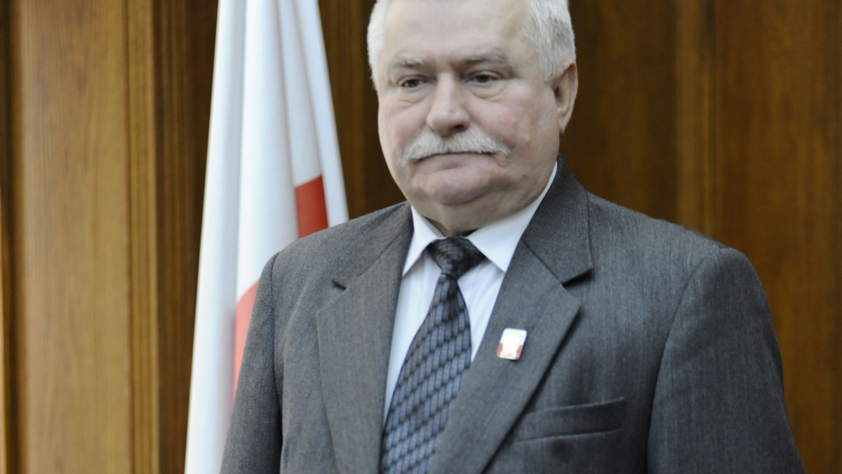 Lech Wałęsa chce zapoznać się z dotyczącymi jego osoby aktami IPN. W środę TK uznał za niezgodny z konstytucją artykuł, na którego podstawie IPN odmawiał udostępniania akt tajnych służb PRL osobom, które te służby uznawały za swych tajnych informatorów.