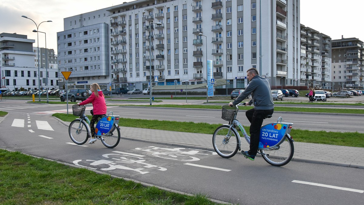 300 tysięcy razy białostoczanie wypożyczali rowery przez trzy miesiące funkcjonowania systemu BiKeR w tym roku. To absolutny rekord od czasów utworzenia miejskiej sieci wypożyczania rowerów. Oznacza to, że każdy pojazd był w tym roku wypożyczany już 535 razy, a najaktywniejszy mieszkaniec  Białegostoku robił to przeciętnie sześć razy dziennie.