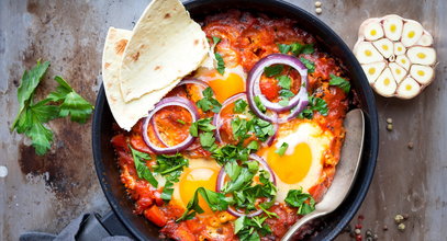 Jajka na śniadanie inaczej niż zwykle, czyli szakszuka lub po turecku. Jak zrobić takie modne dania?