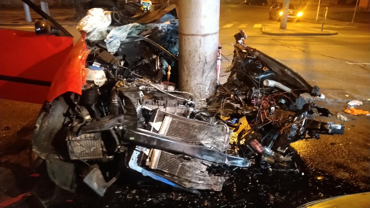 Villanyoszlopnak ütközött az autós a Váci úton - Blikk