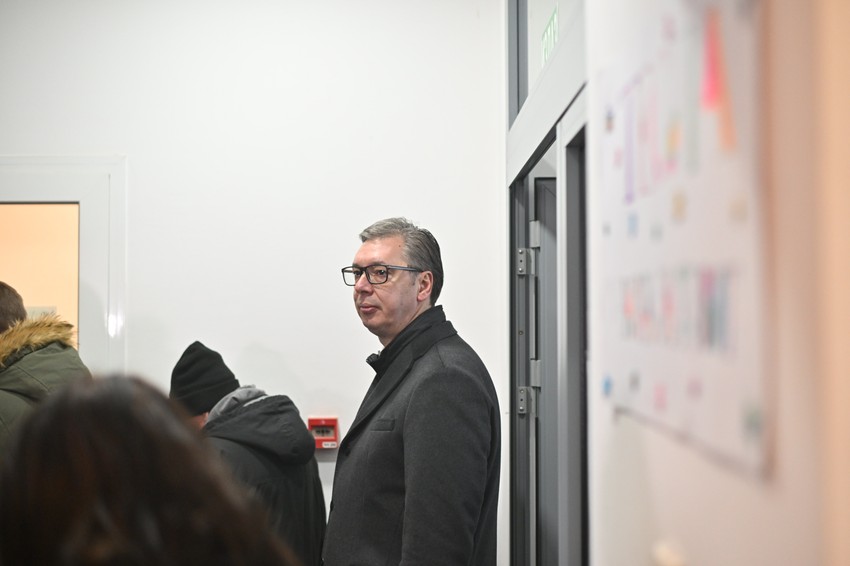 Vučić čekao u redu sa ostalim građanima