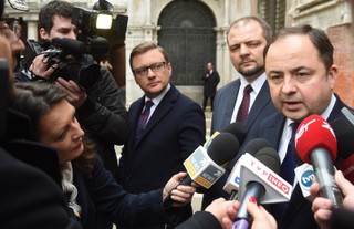 Szymański o opinii Komisji Weneckiej: Niepomyślna dla Polski. Konflikt konstytucyjny to nie mecz