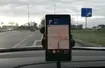 Prosto i przejrzyście w nawigacji Here Drive+ w Nokia Lumia z Windows Phone. Wyraźnie zaznaczony skręt, odległość oraz numer drogi do której dojeżdżamy.